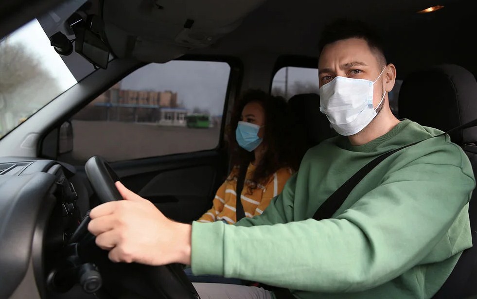 Автомобилисты будут обязаны носить в аптечке медицинские маски