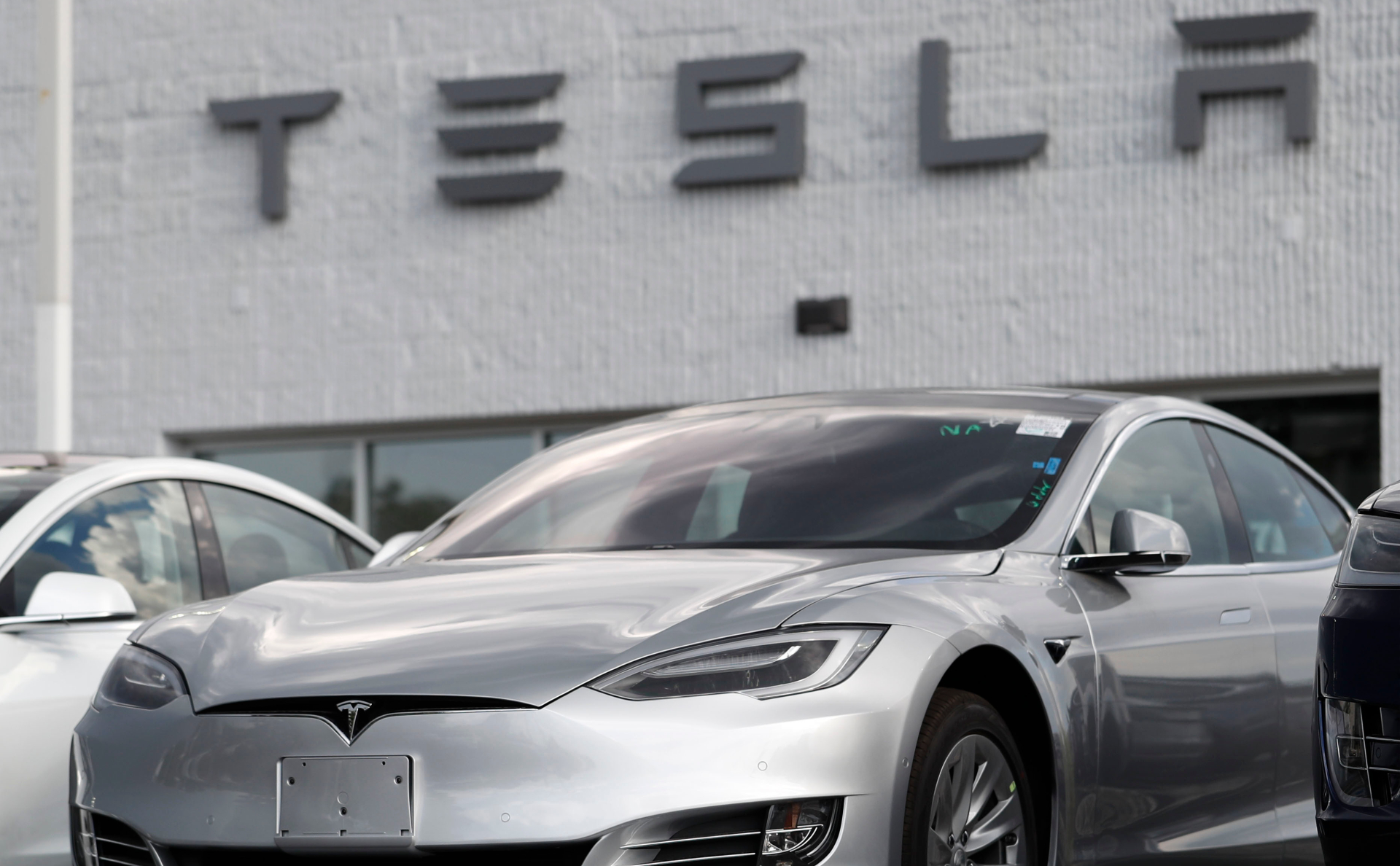 Tesla разработает доступный хетчбэк на базе Model 3