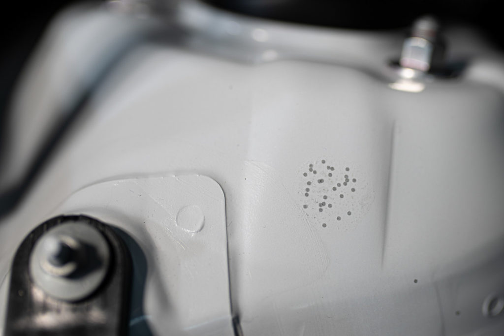 Суть новой технологии T-Mark заключается в нанесении на кузов автомобиля в разных местах большого количества мельчайших (до 1 мм) знаков