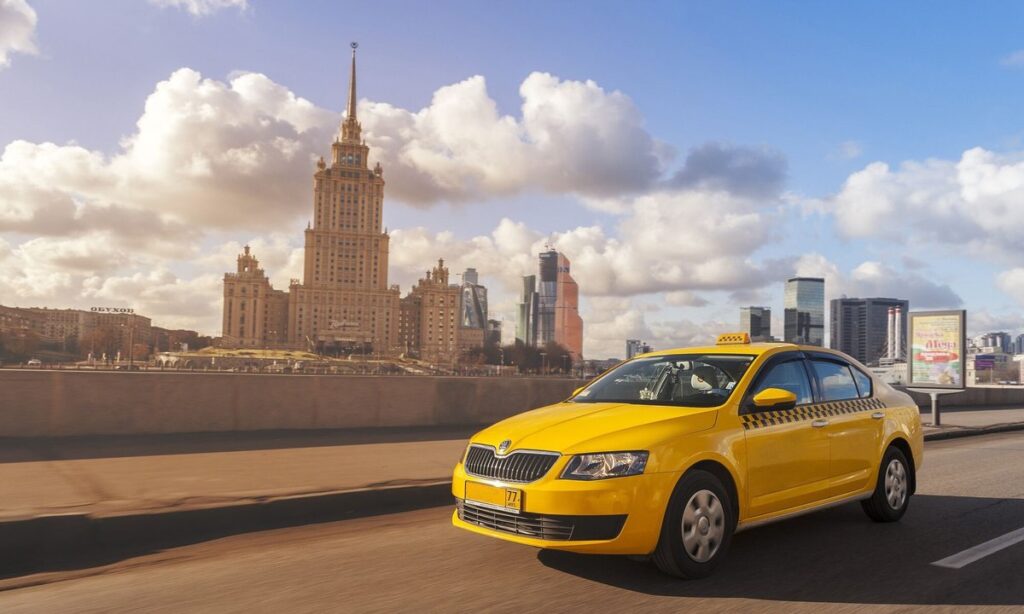 По имеющемся данным средняя стоимость одной поездки в такси в третьем квартале 2020 года в городе Москва составила около 460 рублей